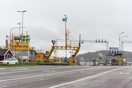 F&auml;rjan i Vaxholms f&auml;rljel&auml;ge en mulen och regning h&ouml;stag som snart transporterar bilar &ouml;ver till Rind&ouml;