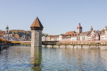 Luzern, Stadt, Altstadt, Kapellbr&uuml;cke, Wasserturm, Turm, Holzbr&uuml;cke, Reuss, Fluss, Altstadth&auml;user, Jesuitenkirche, Herbst, Schweiz