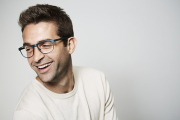 Obraz premium Handsome glasses guy laughing in studio