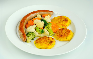 Bratwurst mit Gemüse und Kartoffelplätzchen