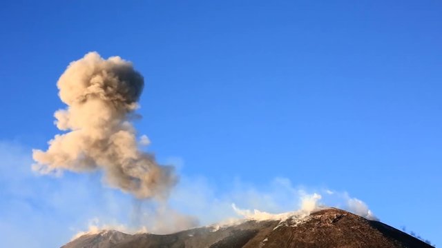 Etna - Esplosione di fumo e cenere dal cratere visto al tramonto