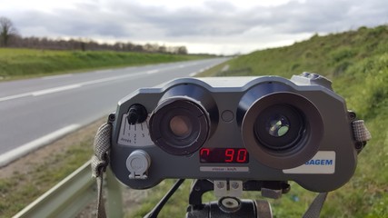 radar vitesse sur route