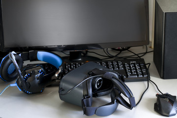 Obraz na płótnie Canvas Computer game set: virtual reality glasses, computer mouse, keyb