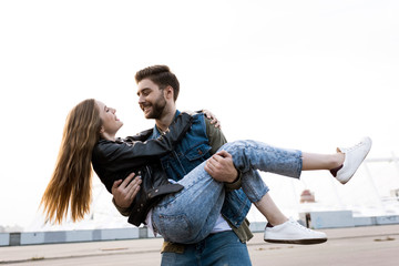 Obraz premium man holding girlfriend on hands