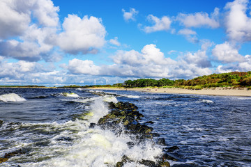 Wellenbrecher Sturm Ostsee  Strand Küste Darlowko Westpommern