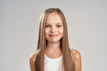 Naklejka premium little girl with blond long hair smiling