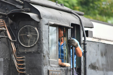 蒸気機関車と運転手