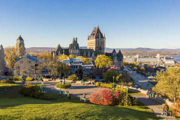 Naklejka premium Zamek Frontenac w starym mieście Quebec w pięknej jesieni