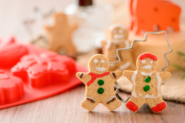 Fototapeta na wymiar Christmas food. Gingerbread man and gingerbread star cookies inChristmas setting. Xmas dessert