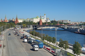 Obraz premium Autumn view on Prechistenskaya embankment and Moscow Kremlin, Moscow, Russia