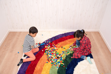 部屋で遊ぶ子供