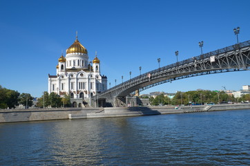Obraz na płótnie Canvas The Cathedral of Christ the Savior and Patriarchal bridge, Moscow, Russia