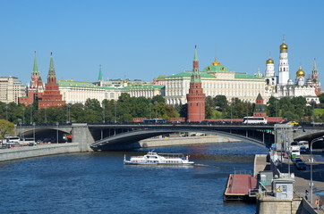 Obraz premium Autumn view of the Kremlin, Big Stone bridge and the Moskva-river, Moscow, Russia