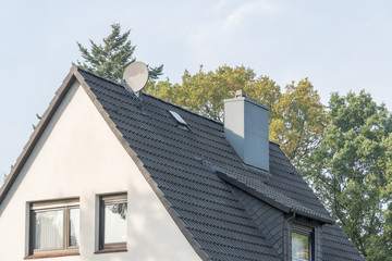Dach eines Hauses mit Schornstein