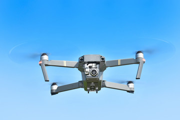 飛行中の小型ドローン