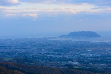 Fototapeta premium 北海道 夕暮れ時の函館 城岱牧場からの風景