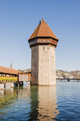 Luzern, Altstadt, Stadt, Kapellbrücke, Holzbrücke, Brücke, Wasserturm, Reuss, Vierwaldstättersee, Seeufer, Altstadthäuser, Herbst, Schweiz