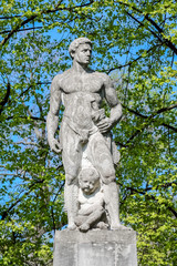 Fototapeta na wymiar Kriegerdenkmal im Fürther Stadtpark