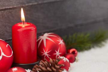 Dekoration zu Weihnachten mit Kerze und Weihnachtskugel