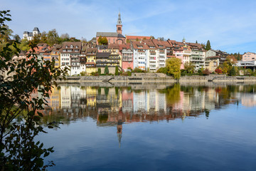 Fototapeta na wymiar Skyline von Laufenburg mit Fluss und blauem Himmel