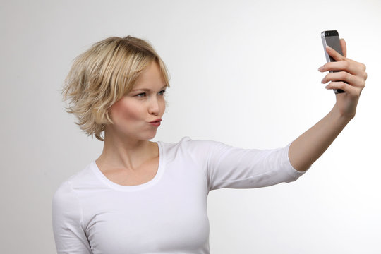 H&uuml;bsche blonde Frau macht ein Selfie