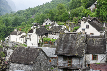 Fototapeta na wymiar Traditional rural village of Fontana on the Swiss alps