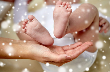 Naklejka premium close up of newborn baby feet in mother hands
