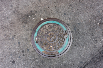 Schachtdeckel / Gullideckel mit koreanischen Schriftzeichen in Seoul, Korea.