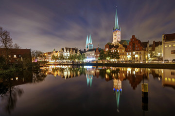 Fototapeta na wymiar Lübeck Blick am Abend von der Obertravebrücke