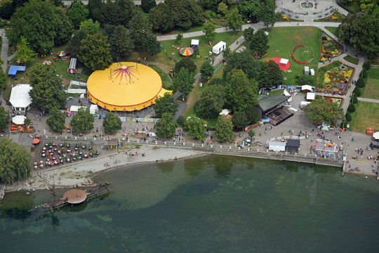 Luftaufnahme eines Rundzelts an der Uferpromenade des Bodensees in Friedrichshafen