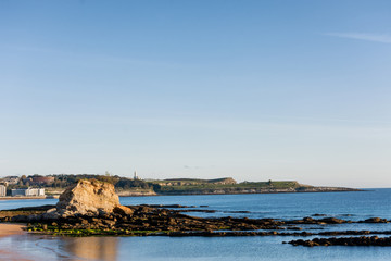 roca en la playa del camello de santander