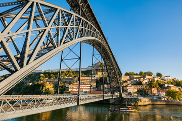 Boat crossing the Luis I Bridge (Ponte Luís I), Douro River, Porto, Portugal. / Barco cruzando el puente Luís I (Ponte Luís I), río Duero, Oporto, Portugal. © Aníbal Martel