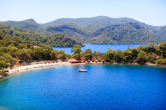 Fototapeta Beautiful beach with yacht