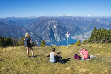 Fototapeta premium Junge Frauen blicken auf Gardasee