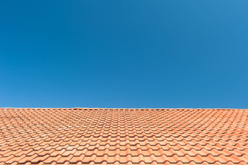 Dach mit blauem Himmel