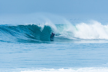 Obraz premium Bodyboarder surfing ocean wave