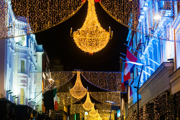 Obraz premium Grafton Street w Dublinie, świąteczne światła. Napis „Nollaig Shona Duit” to w języku irlandzkim „Wesołych Świąt”.