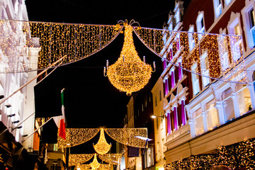 Naklejka premium Grafton Street w Dublinie, świąteczne światła. Napis „Nollaig Shona Duit” to w języku irlandzkim „Wesołych Świąt”.