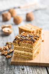 Cake with walnuts and honey.