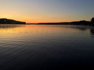 Fototapeta na wymiar sunrise on water 