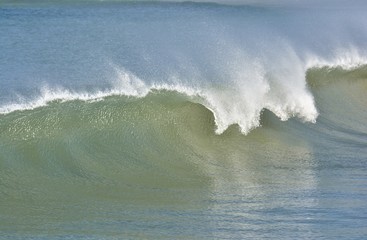 Grosse vague pour la pratique du surf à Perros-Guirec en Bretagne
