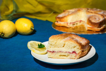 torta soffice al limone con marmellata di lamponi crema al limone e zucchero a velo