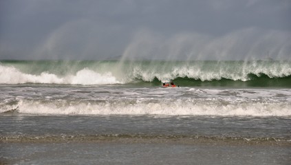 Belles vagues pour la pratique du surf sur la plage Trestraou de Perros-Guirec en Bretagne