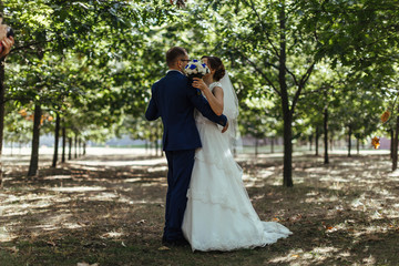 Жених и невеста танцуют