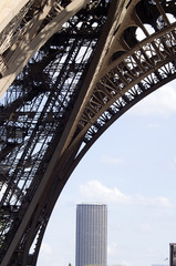 Pied de la Tour Eiffel et Tour Montparnasse au fond