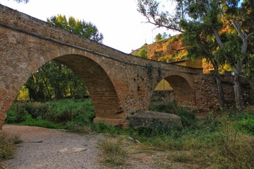 Fototapeta na wymiar Stone Bridge over Tuejar River