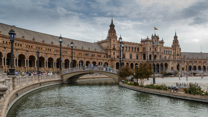 La Plaza de España es un conjunto arquitectónico enclavado en el Parque de María Luisa de la...