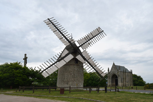 Mont des Alouettes, Les Herbiers, Vend&eacute;e, moulin &agrave; vent, chapelle, point culminant de la Vend&eacute;e.