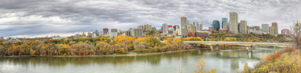 Fototapeta na wymiar Panorama of Edmonton, Alberta, Canada with colorful aspen in fall