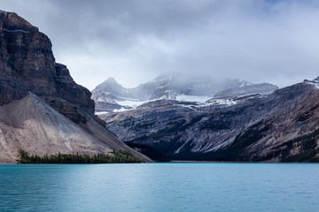 Fototapeta na wymiar Turquoise-Colored Bow Lake in Banff National Park